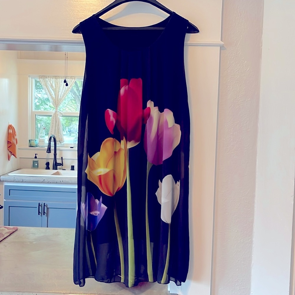 Gorgeous navy blue dress with tulips front and back. Size L